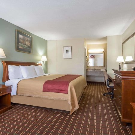 Days Inn By Wyndham Orangeburg Exterior photo