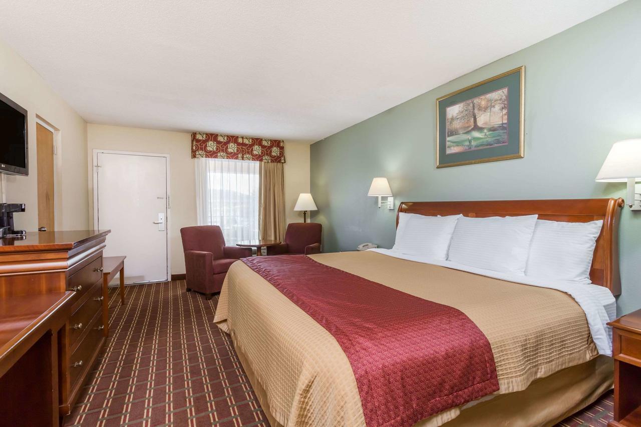 Days Inn By Wyndham Orangeburg Exterior photo