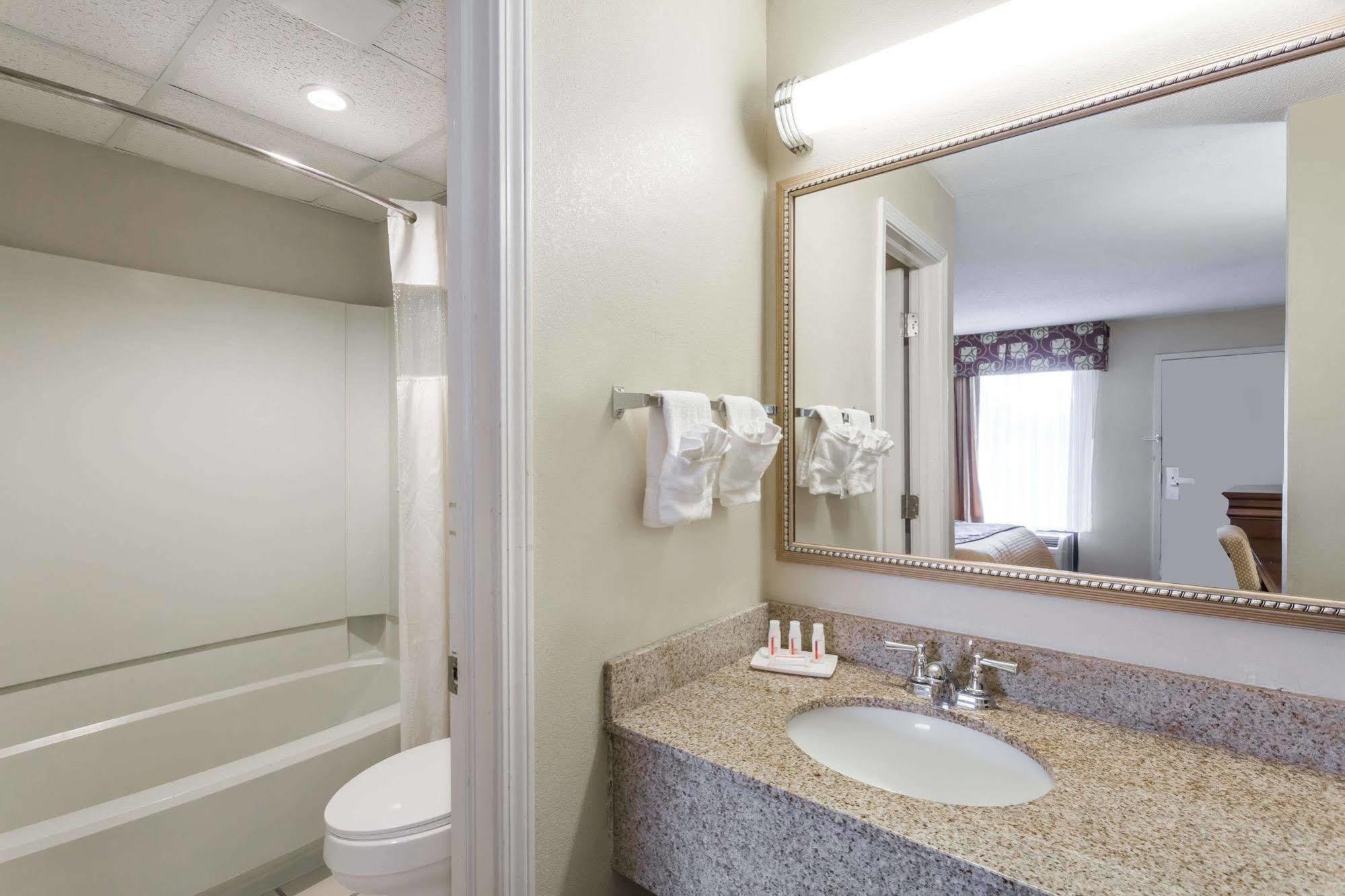 Days Inn By Wyndham Orangeburg Exterior photo