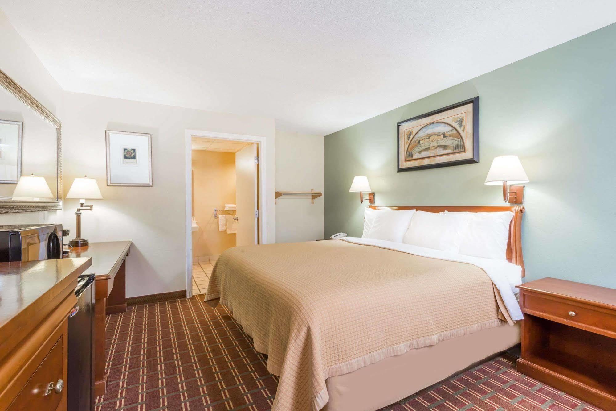 Days Inn By Wyndham Orangeburg Exterior photo